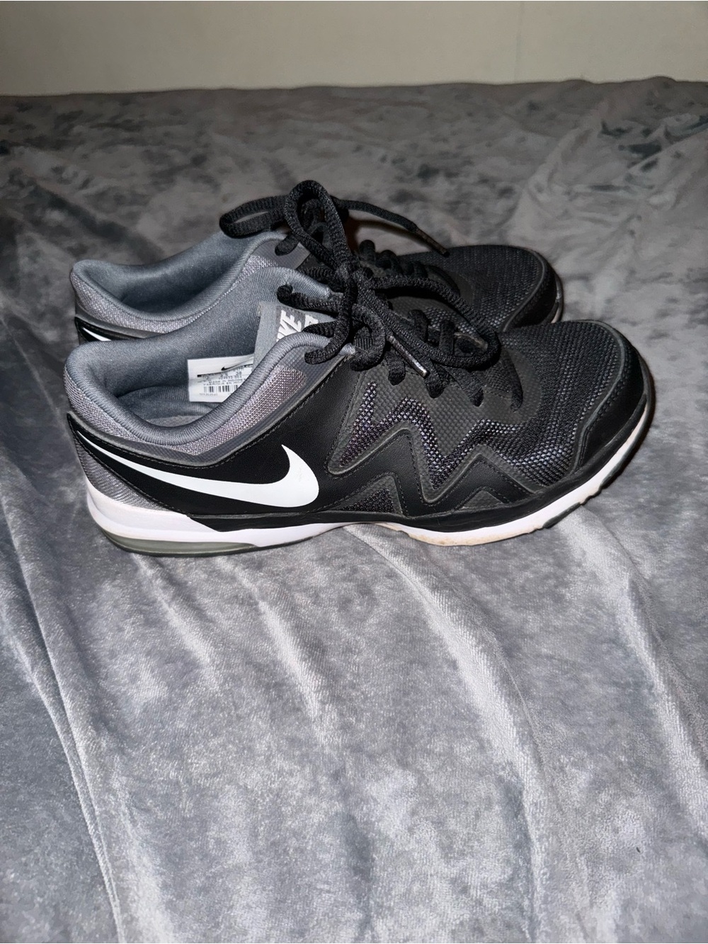 Nike Black and White women’s Training Sneakers
